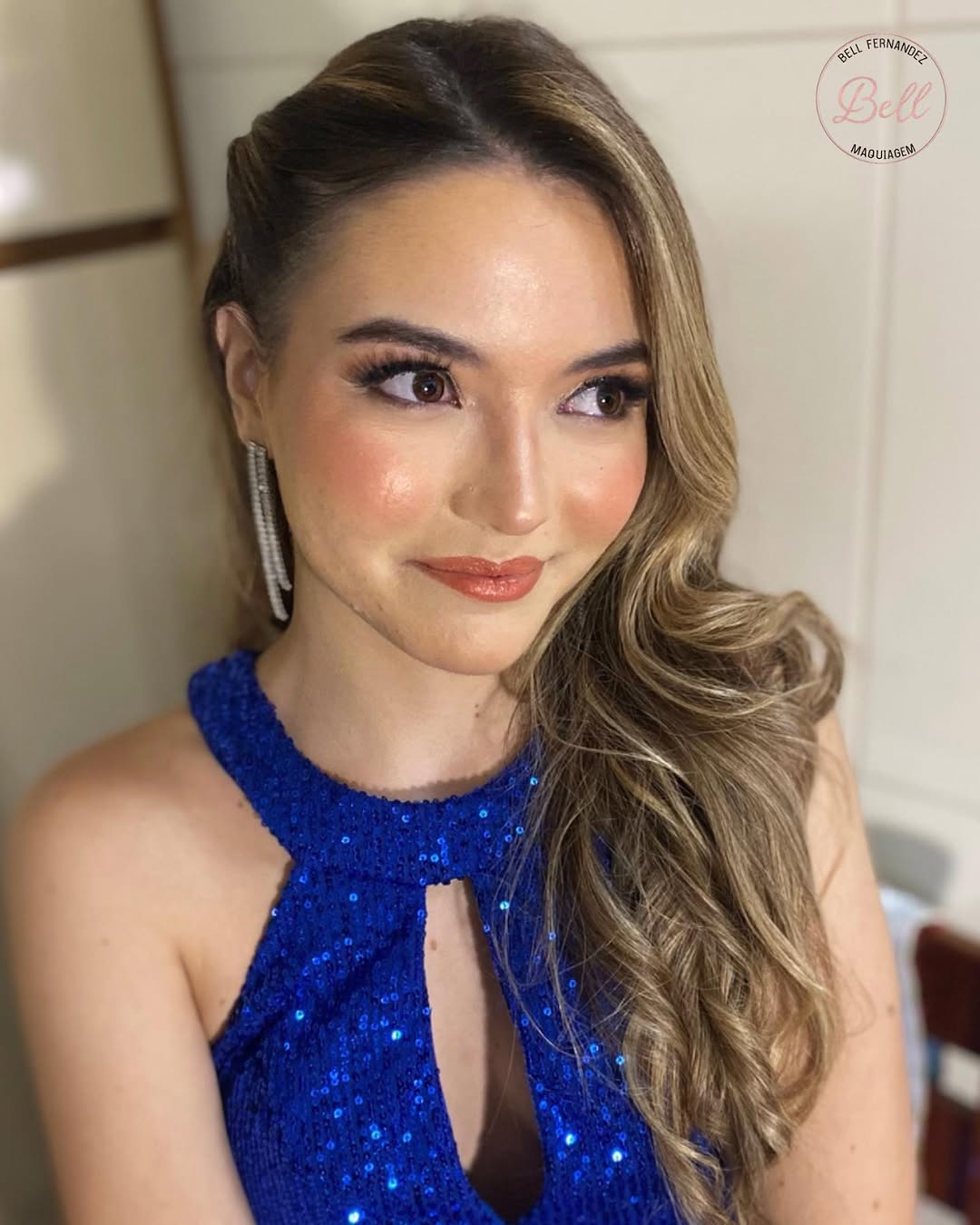 Maquiagem para madrinha com babyliss e acabamento luminoso em Sao Paulo