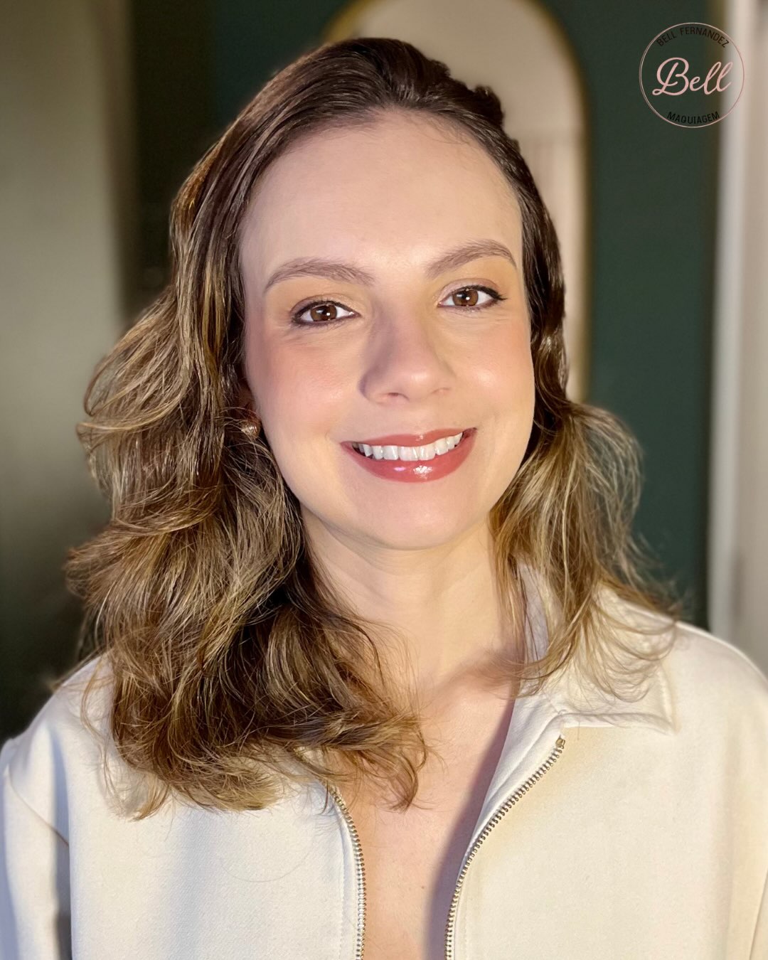 Bárbara com maquiagem natural por Bell Maquiagem para cerimônia de conclusão de curso