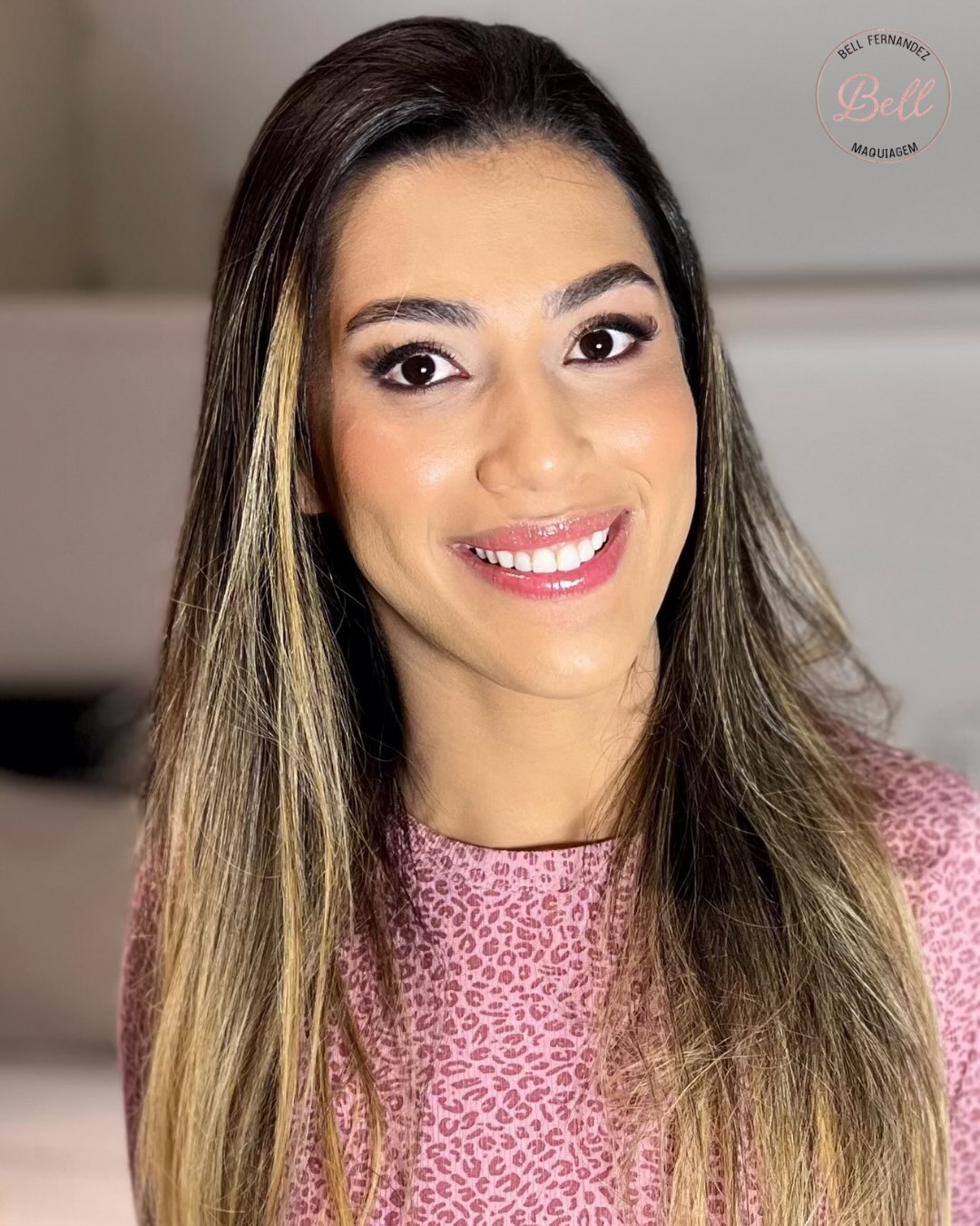 Elziane com maquiagem iluminada para festa por Bell Maquiagem
